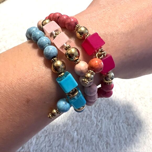 Lot of 3 Pink Blue Red Beaded Gold Tone Spacers Elastic Charm Bracelets - Picture 2 of 7